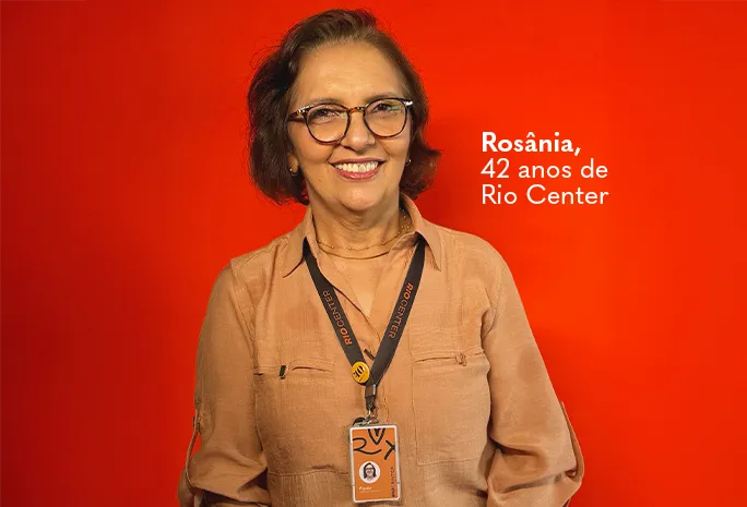 moça feliz com pasta